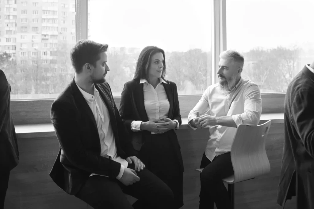 CENTURION Personalberatung - Über das Team von Centurion Centurion Personalberatung für Spezialisten und Führungskräfte - Mitarbeiter sitzen beim zusammen und unterhalten sich