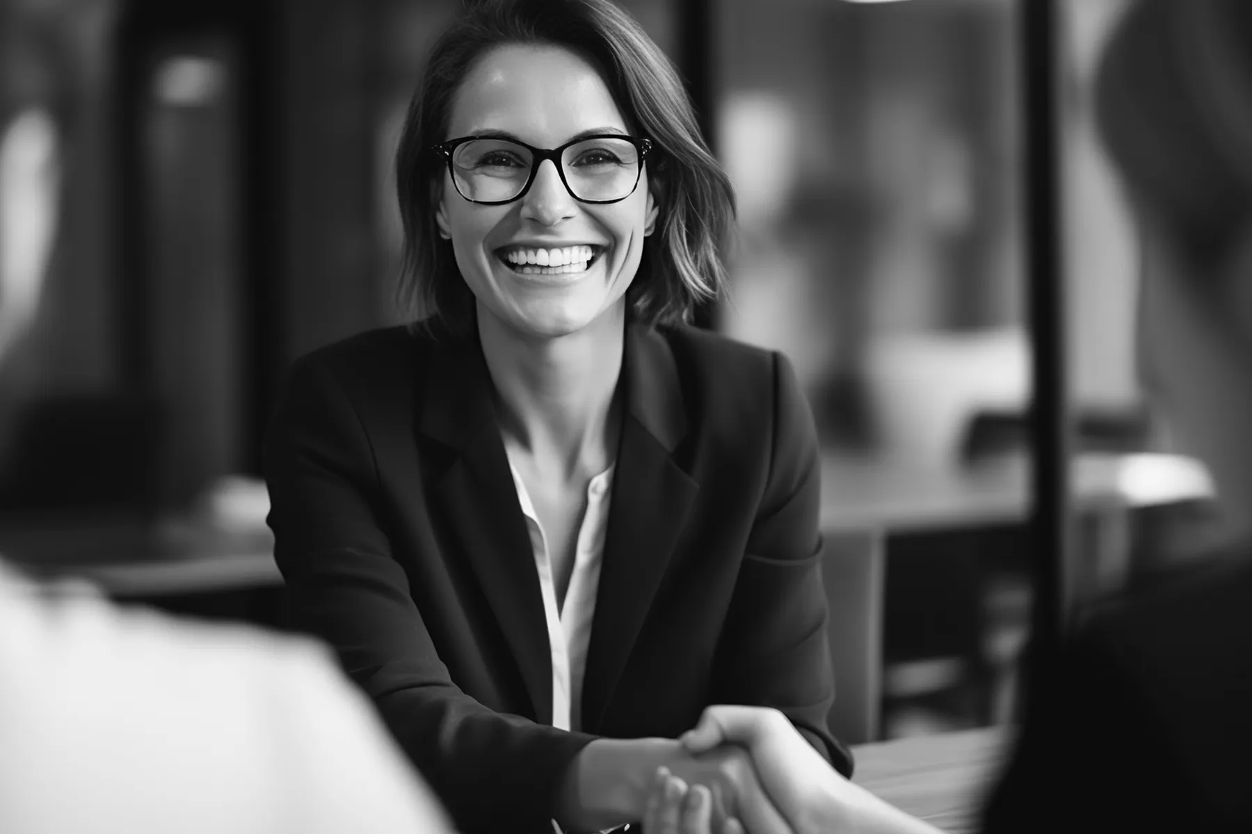 Centurion Personalberatung für Spezialisten und Führungskräfte für Kandidaten Centurion Personalberatung für Spezialisten und Führungskräfte - Eine Frau lächelt und drückt die Hand einer anderen Person